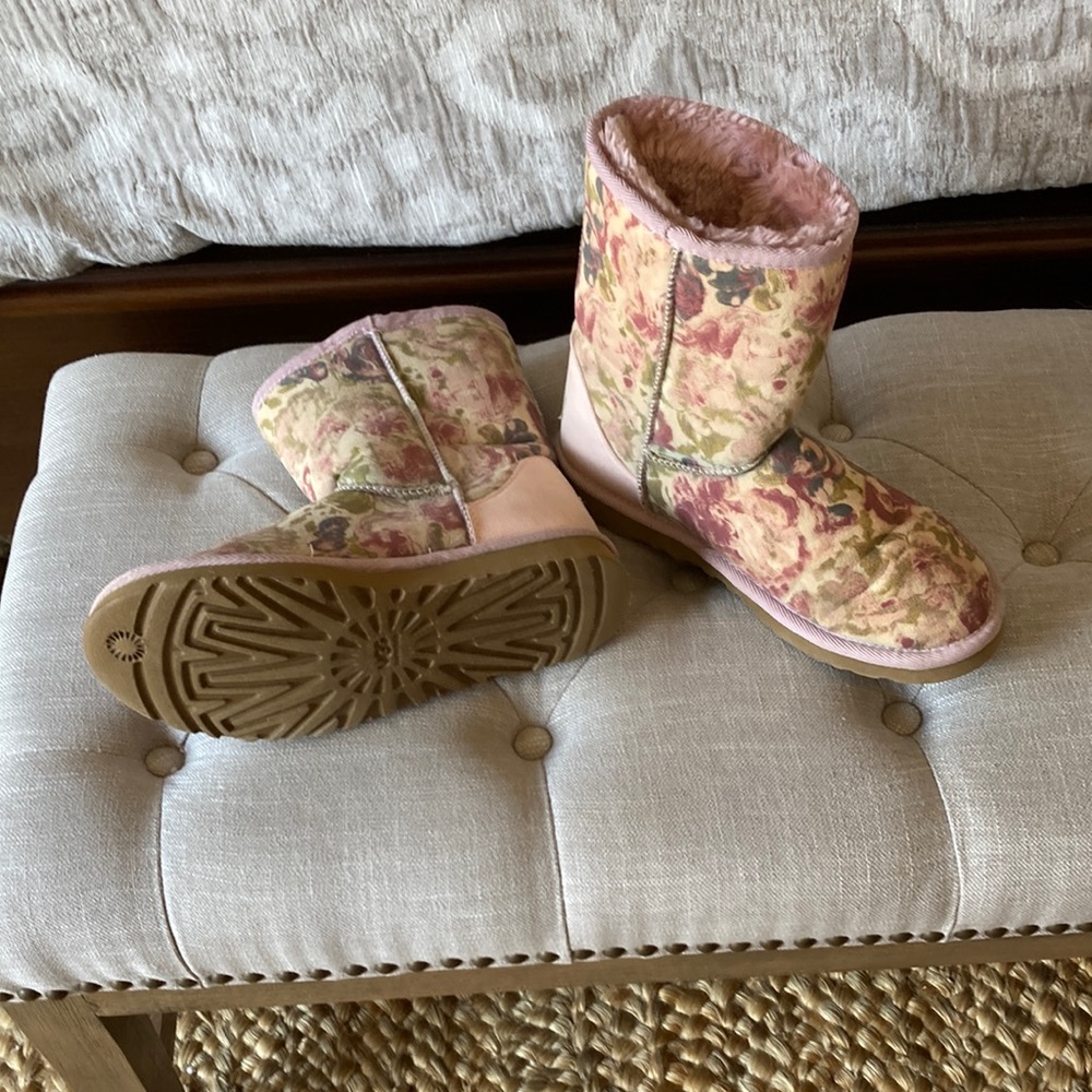 Excellent used condition UGG boots never worn so comfortable.
